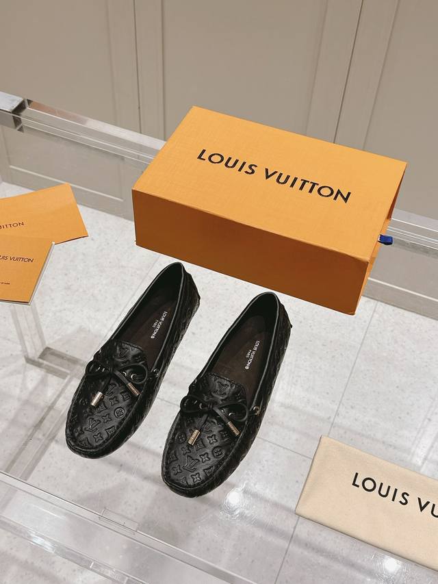 高版 Louis Vuitton 路易威登 Lv豆豆鞋；乐福鞋；平底鞋；开车鞋 鞋面采用牛漆皮；牛皮；老花皮；全皮包裹，纯手工缝纫鞋面，Lv微章钢印标识点缀 内